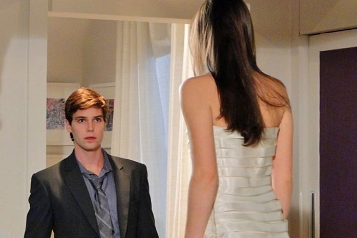 Gata borralheira vira noiva por um dia e Conrado fica enfeitiçado por Cida