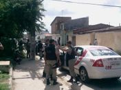 Bala perdida mata idosa após troca de tiros entre policiais e traficantes