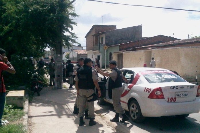 Bala perdida mata idosa após troca de tiros entre policiais e traficantes