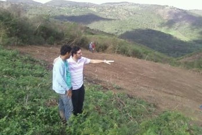 França Junior (de óculos e camisa listrada)na zona rural palmeirense na conversa com o homem do campo.