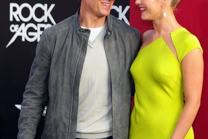 Sem sutiã, Julianne Hough lança 'Rock of Ages' ao lado de Cruise