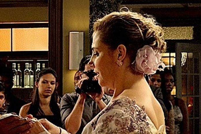 Tufão chega e choca noivos em Avenida Brasil