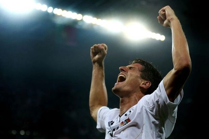 Artilheiro decide, Alemanha vence Portugal e lidera com Dinamarca