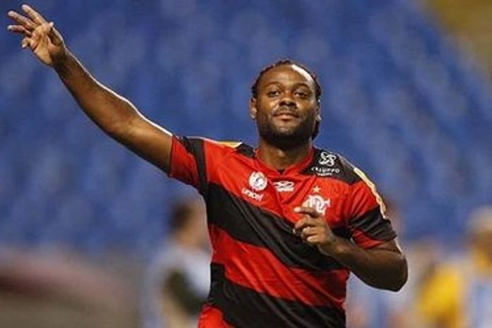 Flamengo faz dois no início, vence Coritiba e divide quarto lugar