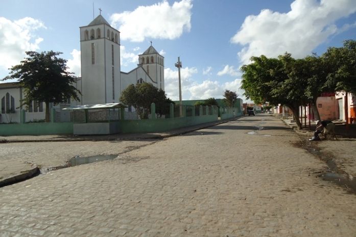 Vereadores e novos candidatos garimpam votos no maior bairro de Arapiraca