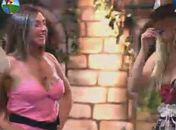 Nicole Bahls troca de roupa e dança só de camisola e sem sutiã