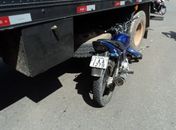 Motociclista perde controle e termina embaixo de caminhão em Penedo