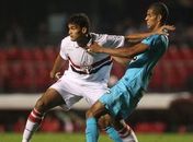 Com gol de zagueiro, São Paulo vence clássico contra Santos