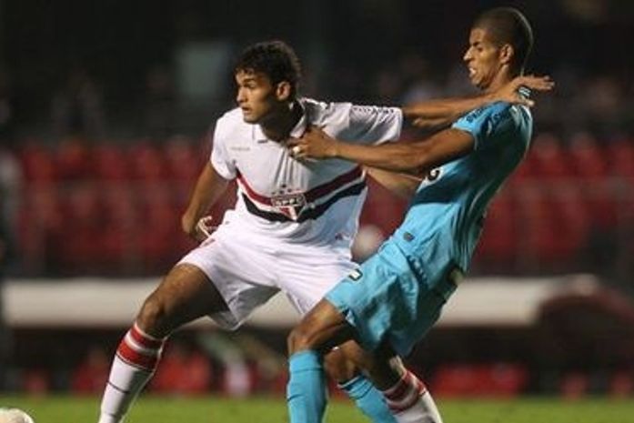 Com gol de zagueiro, São Paulo vence clássico contra Santos