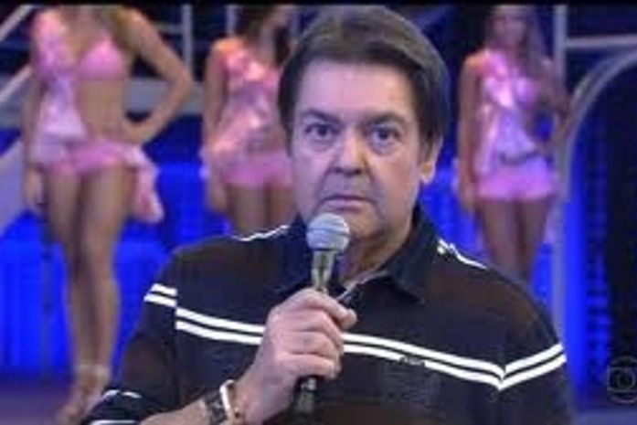 Faustão critica caligrafia e "sistema" da produção