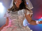 Ensaio? Solange Almeida faz show vestida de noiva