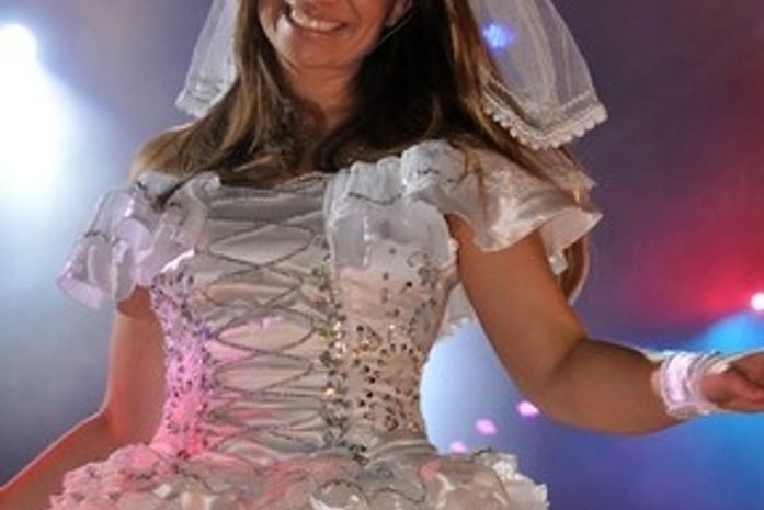 Ensaio? Solange Almeida faz show vestida de noiva