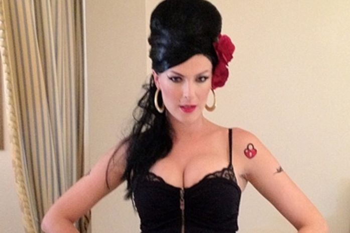 Apresentadora Ana Hickmann vira Amy Winehouse em Londres