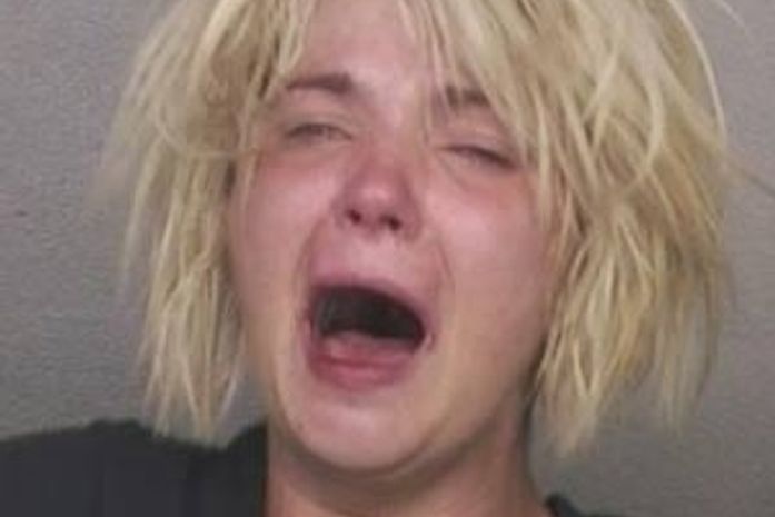 Mulher tira a roupa em cruzamento e exibi genitália.