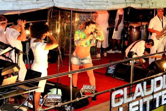 Claudia Leitte exibe barrigão de quase oito meses em show