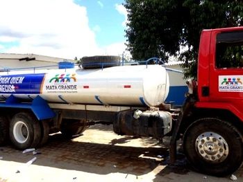 Modelo de caminhão pipa utilizado para combater a seca no município 