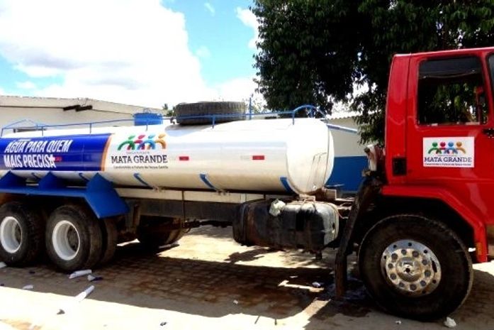 Modelo de caminhão pipa utilizado para combater a seca no município