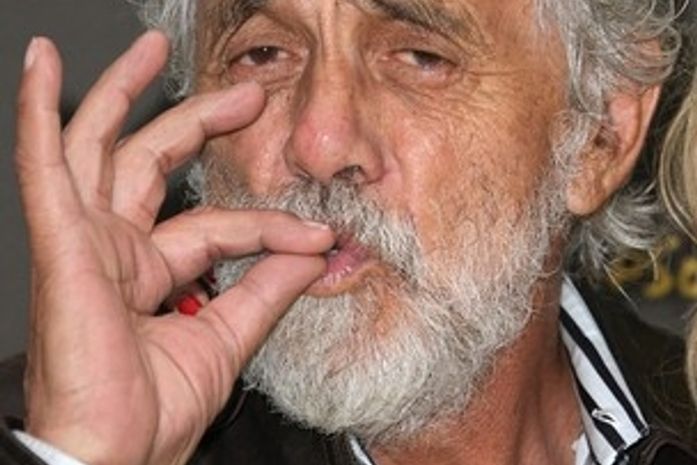 Ator trata câncer de próstata com óleo de cânhamo e maconha