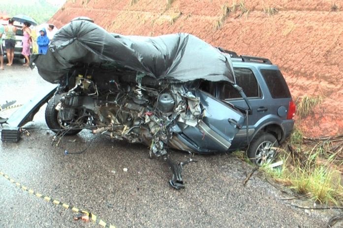 Frente do carro ficou destruída