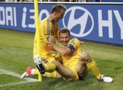 Veterano, Shevchenko faz 2 e garante virada da Ucrânia sobre Suécia