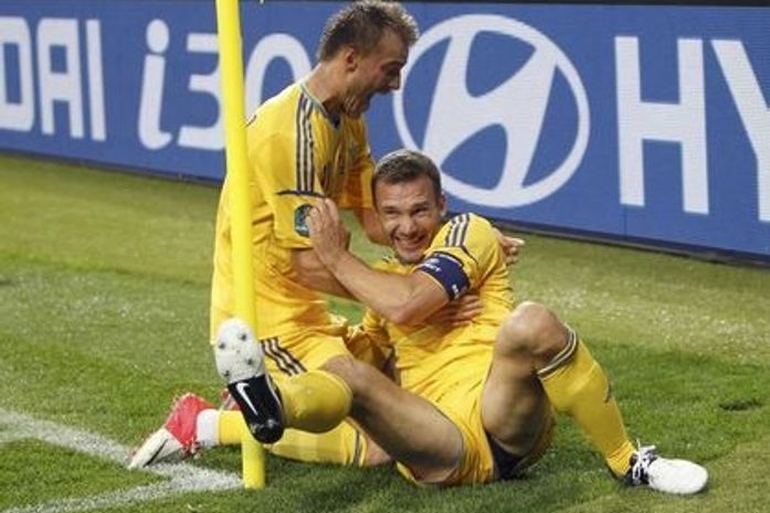 Veterano, Shevchenko faz 2 e garante virada da Ucrânia sobre Suécia