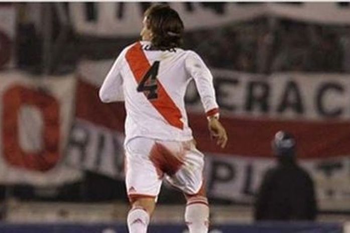 Volante do River explica mancha de sangue em calção: "hemorroidas"