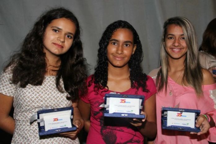 Meninas arapiraquenses se destacam em concurso de redação