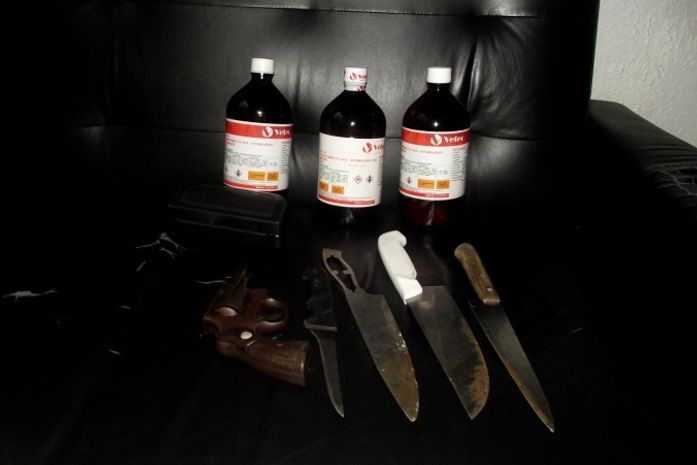 Facas,révolver,e clorofórmio foram encontrados com o acusado
