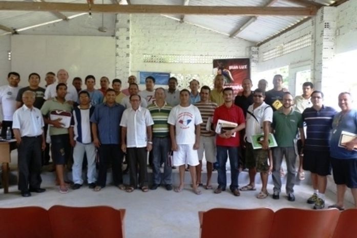 Professores e alunos do 1º módulo do curso reunidos no Campamento Pastor Boyd O'Neal, em Paripueira