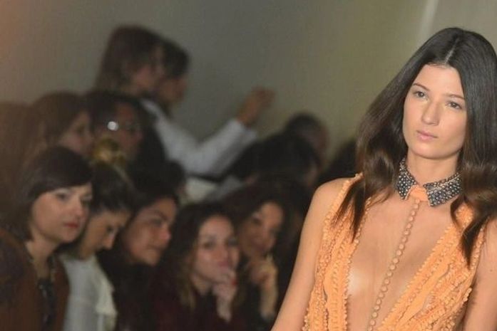 Paula Raia apresenta coleção cheia de transparências e longos