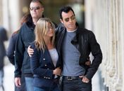 Atriz Jennifer Aniston passeia com namorado em Paris
