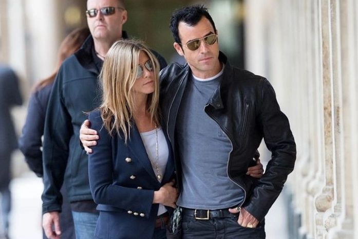 Atriz Jennifer Aniston passeia com namorado em Paris