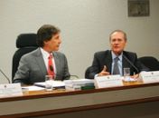 Renan coonversa na CCJ com o relator Eunício Oliveira e recebe a confirmação de que o projeto será votado nesta quarta-feira