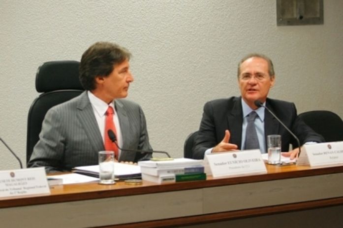 Renan coonversa na CCJ com o relator Eunício Oliveira e recebe a confirmação de que o projeto será votado nesta quarta-feira