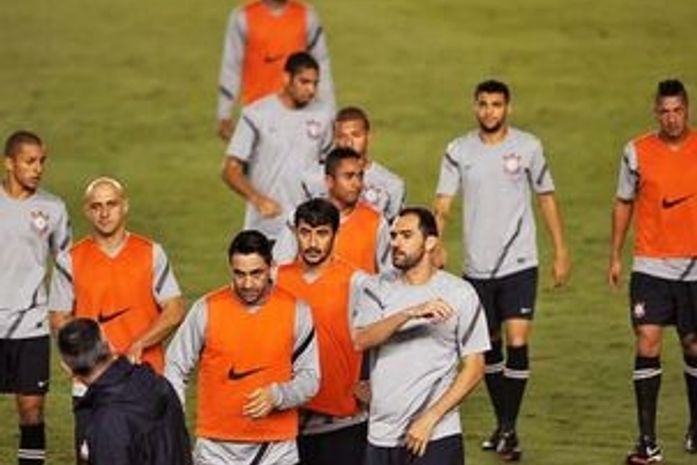 Timão é recebido com ovos e sofre com rojões em treino na Vila