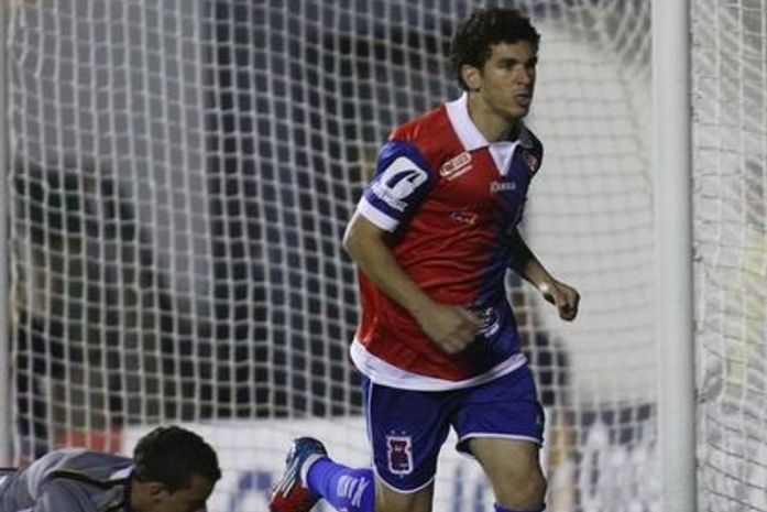 Com gols de pênalti, Paraná vence lanterna Barueri de virada