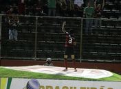 Vitória bate Guarani, conquista 3º triunfo seguido e cola na ponta