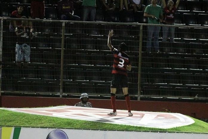 Vitória bate Guarani, conquista 3º triunfo seguido e cola na ponta