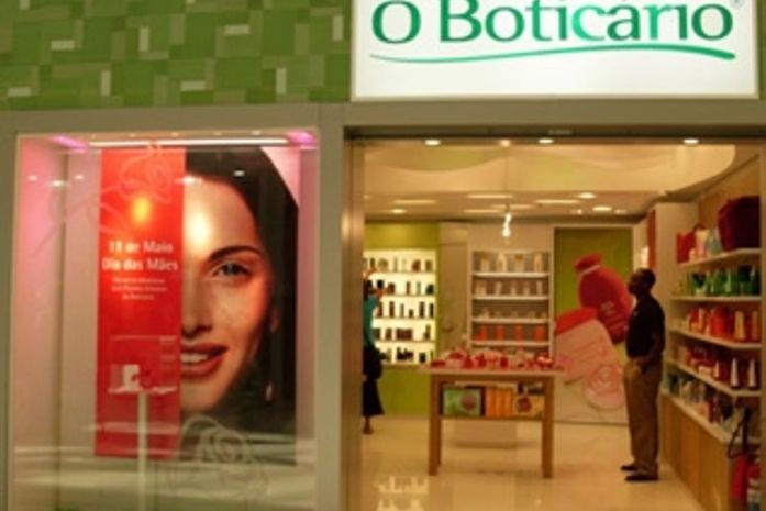 Trio rende funcionários e rouba R$ 10 mil de O Boticário