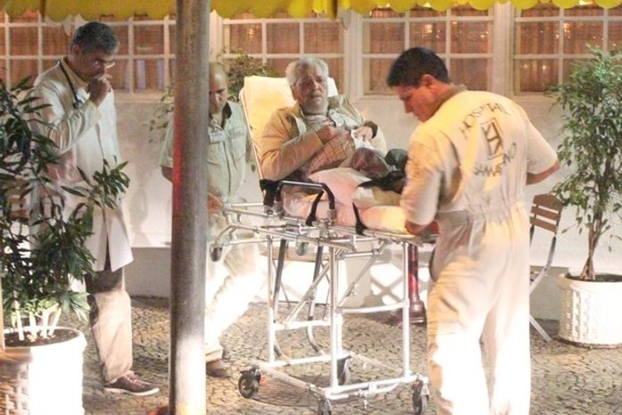 Susto! Ator Lúcio Mauro passa mal e deixa restaurante em maca