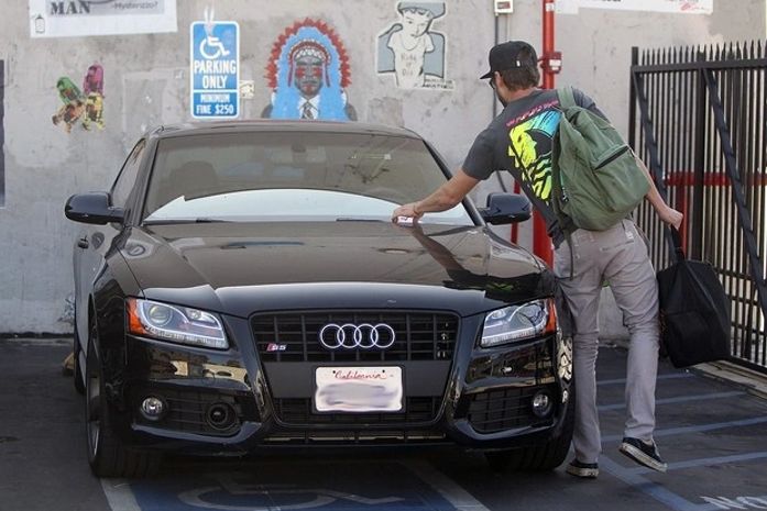 Coisa feia! Zac Efron é multado por estacionar em vaga para deficientes