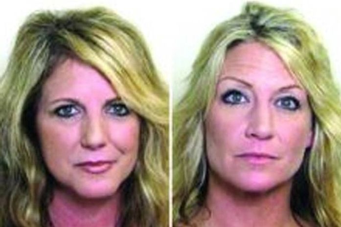 Duas mulheres exibem os seios em campo de golfe e são presas