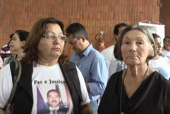 Família de pessoas assassinadas