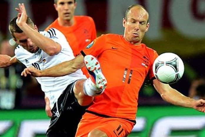 Com dois de Gomez, Alemanha vence e complica Holanda na Euro