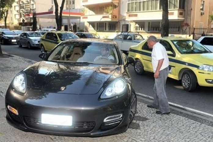 Fred vai ao treino com carro importado de quase R$ 1 milhão