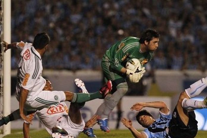 Palmeiras deslancha no fim, bate Grêmio no Olímpico e conquista vantagem
