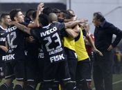 Corinthians cala Vila com golaço, vence Santos e se aproxima de final