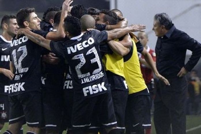Corinthians cala Vila com golaço, vence Santos e se aproxima de final