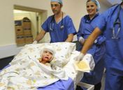 Menina recebe pele clonada