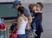 Penélope Cruz e Javier Bardem enchem o filho de carinhos